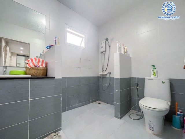 *****บ้านเดี่ยวมือสองนนทบุรี ม.นิชชารมณ์ ราชพฤกษ์-รัตนาธิเบศร์ เนื้อที่ 50.6 ตร.ว. ฟังก์ชัน 4 ห้องนอน 4 ห้องน้ำ จอดรถได้ 2 คัน บนทำเลดีที่สุด เข้าเมืองสะดวก ใกล้รถไฟฟ้าสายสีม่วง "สถานีบางรักน้อยท่าอิฐ" ในราคาสุด!